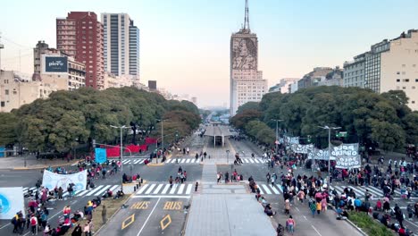 Piqueteros-blocking-9-de-Julio-Avenue-in-Buenos-Aires,-Argentina