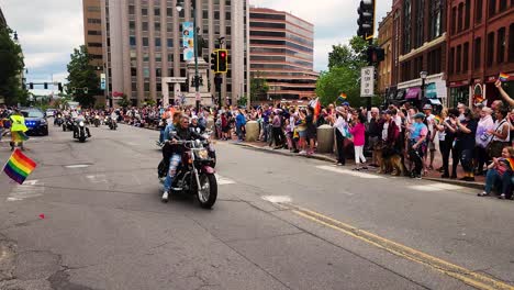 Coche-De-Policía-Conduciendo-Mujeres-En-Motocicletas-Harley-Celebrando-El-Desfile-Del-Orgullo-Gay