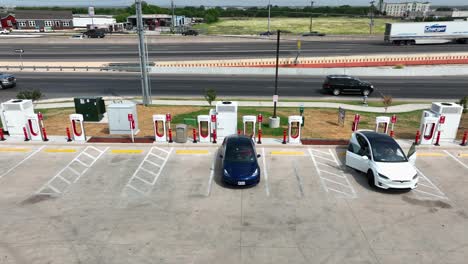 Tesla-chargers-at-supercharging-station