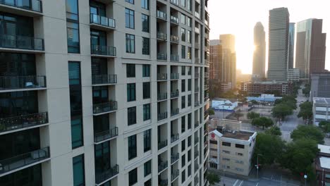 Edificio-De-Apartamentos-De-Gran-Altura-Con-Vista-Al-Balcón-En-El-Centro-De-Houston,-Texas