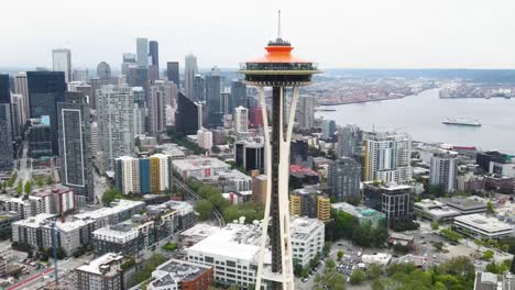 Eine-Drohne-Fliegt-Durch-Schuss-Des-Space-Needle-Beobachtungsplattformgebäudes-In-Seattle,-Washington,-Vereinigte-Staaten-Von-Amerika