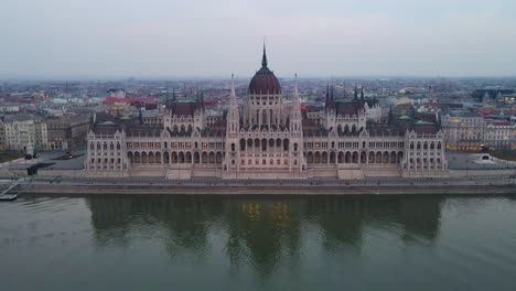 4K-Drohnenaufnahme-Des-Parlaments-Von-Budapest,-Ungarn