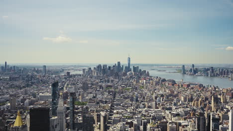 Weiter-Panoramablick-Auf-Manhattan-Mit-Dem-One-World-Trade-Center-Und-Der-Freiheitsstatue-In-Der-Ferne-An-Einem-Sonnigen-Tag,-Statische-Aufnahme