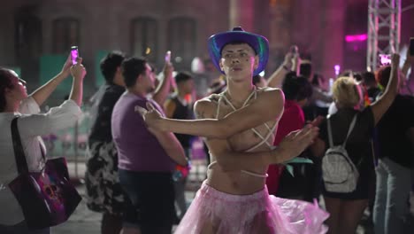 Excéntrico-Latino-América-Transgénero-Bailando-En-La-Calle-Durante-El-Evento-De-La-Vida-Nocturna-Bajo-Un-Escenario