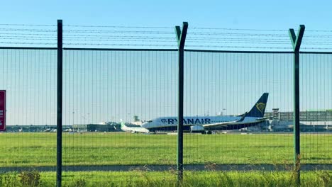 Eine-Von-Ryanair-Betriebene-Boeing-737-800-Hebt-Vom-Flughafen-Dublin-In-Irland-Ab