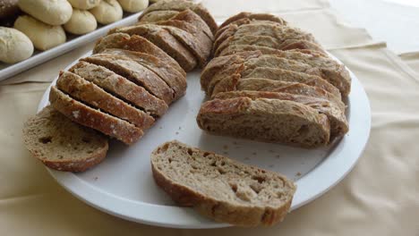 Geschnittenes-Brot-Auf-Weißem-Teller