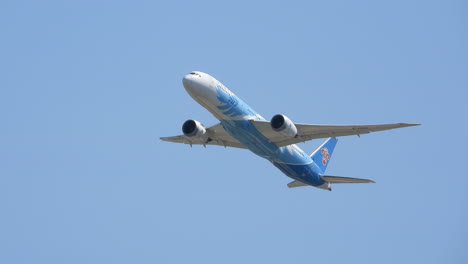 China-Eastern-Boeing-B787-Dreamliner-Flugzeug-Fliegt-An-Einem-Klaren-Tag-Mit-Blauem-Himmel