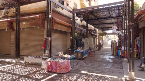 Street-market-at-noon-without-many-people-in-a-neighborhood-in-Luxor,-Egypt