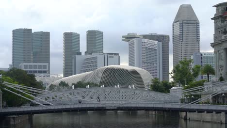 Passanten-Auf-Der-Anderson-Bridge-Vor-Der-Skyline-Von-Singapur-Und-Der-Esplanade