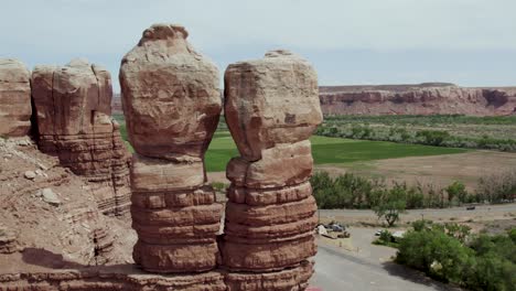 Symmetrische-Felsformationszwillinge-In-Den-Südwestlichen-Wüstenklippen-Von-Utah,-Luftaufnahme
