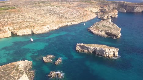High-angle-aerial-view-of-the-beautiful-Blue-Lagoon-in-Comino,-Malata