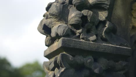 Close-up-pan-shot-of-gravestone