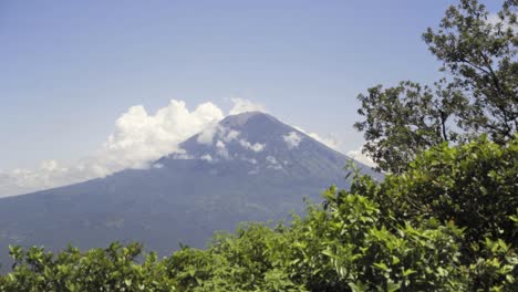 Paneo-A-La-Izquierda-Para-Revelar-Un-Volcán-Activo
