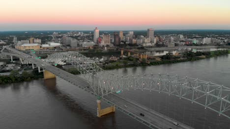 Luftaufnahme:-Flug-über-Die-Innenstadt-Von-Memphis-Bridge-Und-Den-Mississippi-River-Mit-Einer-Drohne