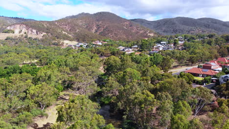 Luftaufnahmen-Von-Drohnen-über-Bäumen-Auf-Dem-Weg-Zu-Den-Hügeln-In-Australien