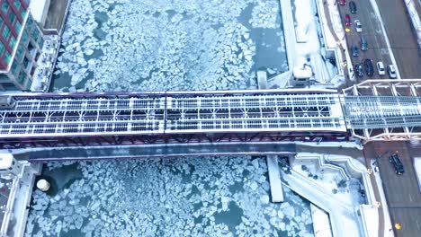 Luftaufnahmen-Des-Gefrorenen-Chicago-River-Während-Des-Polarwirbels-2019