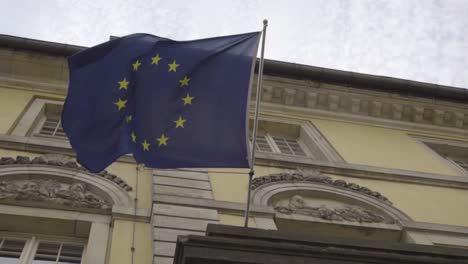 Cámara-Lenta:-Ondeando-La-Bandera-Europea-Del-Consejo-De-Europa-Y-La-Unión-Europea