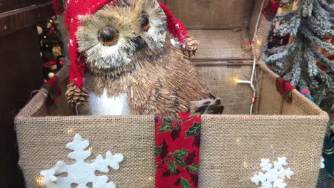 A-Xmas-box-opening-and-closing-with-a-Xmas-owl-inside