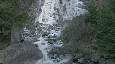 Italienische-Berge,-Eisiger-Wasserfall,-Schwenk-Neige-Breitbild,-HD,-BMC,-25p,-Apple-Prores-4-2-2