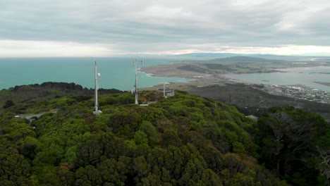 Mirador-De-Bluff-Hill,-Nueva-Zelanda---Nubes,-Océano,-Vista,-Montañas---Dron-Aéreo