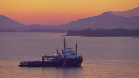 Das-Französische-Hilfsschiff-BSAD-Ailette-Ankerte-Bei-Sonnenuntergang
