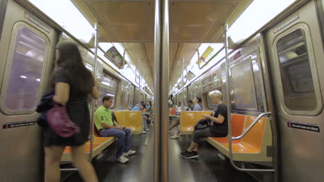 Menschen-Betreten-Und-Verlassen-Einen-U-Bahn-Zug-In-New-York-City,-Vom-Inneren-Des-Zuges-Aus