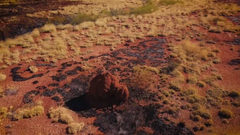 Luftdrohne-Umkreist-Nach-Einem-Buschfeuer-Den-Termiten-Ameisenhaufen-In-Der-Australischen-Wüste