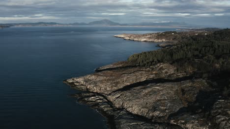 Fliegen-über-Der-Felsigen-Küste-Im-Vestern-Norwegen-Fjord
