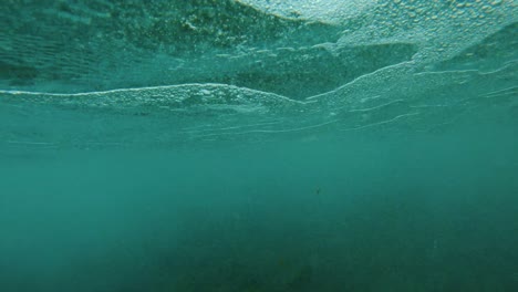 Wellen,-Die-Unter-Wasser-Krachen