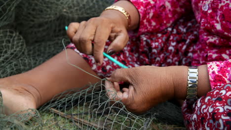 Frau-Repariert-Ein-Fischernetz-In-Kambodscha