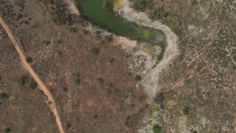 Luftaufnahme:-Drohnenaufnahme-Einer-Straße-Und-Eines-Grünen-Sees-über-Dem-Kopf