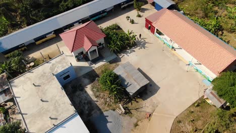 Vista-Aérea-Del-Edificio-De-La-Escuela-Camboyana-En-Battambang