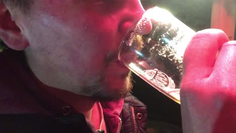 Hombre-Bebiendo-Una-Pinta-De-Cerveza-En-Un-Jardín-De-Pub-Por-La-Noche