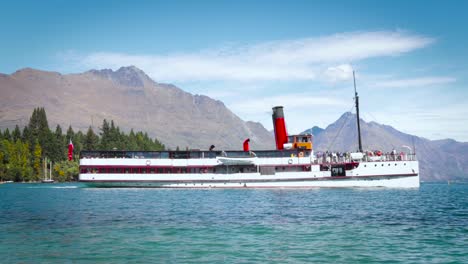Touristenschiff-Segelt-Durch-Queenstown,-Neuseeland