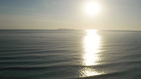 Wunderschöne-Drohne,-Die-Bei-Sonnenaufgang-Das-Meer-Eines-Brasilianischen-Strandes-Enthüllt