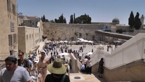 Menschen-Besuchen-Die-Westliche-Mauer-Am-Tempelhügel-In-Jerusalem,-Israel