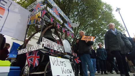 Manifestante-Brexiteer-Tamborileando-Fuera-De-Las-Casas-Del-Parlamento