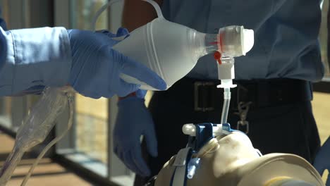 Medizintechniker-Praktiziert-Medizinische-Wiederbelebungsbehandlung-An-Einer-Menschlichen-Puppe-Mit-Airbag