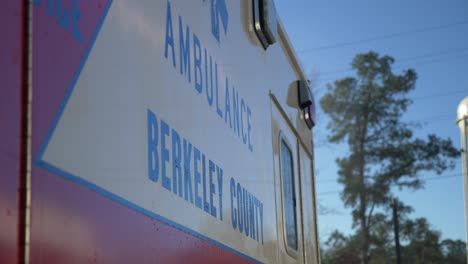 Lado-De-Una-Ambulancia-Que-Dice-Ambulancia-Del-Condado-De-Berkeley