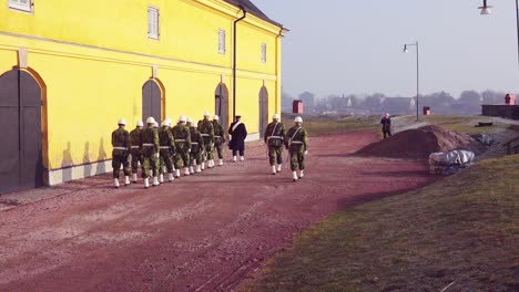Die-Schwedische-Nationalgarde-Marschiert-Im-Takt-Der-Trommeln