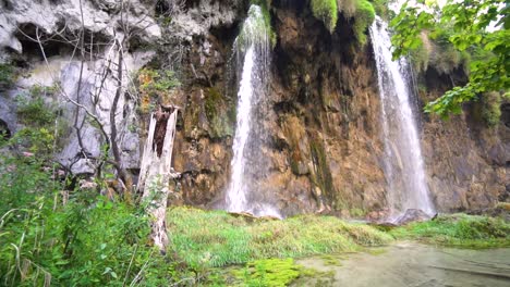 Primer-Plano-De-ángulo-Bajo-De-Una-Cascada-En-El-Parque-Nacional-De-Los-Lagos-De-Plitvice-Croacia-Central