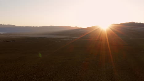 Sonnenaufgang-In-Einem-Tal-In-Der-Nähe-Von-Lone-Pine-In-Der-Sierra-Nevada