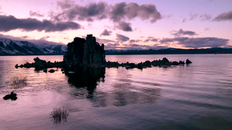 Beautiful-tufa-at-Mono-Lake-reflecting-in-the-water-during-a-dramatic-sunset