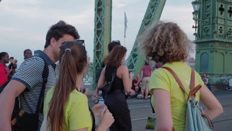 Die-Sabah-Brücke,-Eine-Kostenlose-Kulturelle-Veranstaltung,-Die-Es-Ihnen-Ermöglicht,-Die-Freiheitsbrücke-Zu-Fuß-Zu-Nutzen,-Die-Organisatoren-Chillen-Und-Tanzen