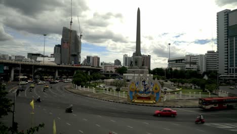 Viendo-Los-Autos-En-El-Monumento-A-La-Victoria-En-Bangkok