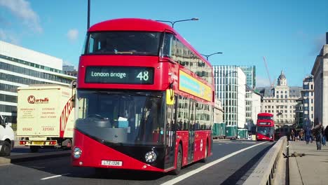 Los-Autobuses-Rojos-De-Dos-Pisos-Se-Mueven-A-Lo-Largo-Del-Puente-De-Londres