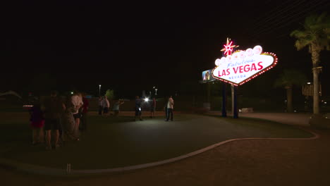 Time-Lapse-of-Tourists-Taking-Photos-in-Front-of-the-“Welcome-to-Las-Vegas”-Sign-at-Night