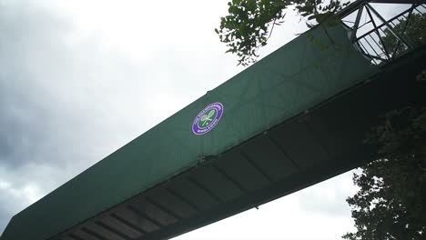 Wimbledon-2019:-Blick-Auf-Die-Fußgängerbrücke,-Die-Die-Wimbledon-Warteschlange-Mit-Dem-Court-Nummer-1-Und-Dem-Centre-Court-Verbindet