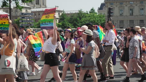 Die-Menge-Marschiert-Beim-Gay-Pride-2019-In-Paris,-Frankreich