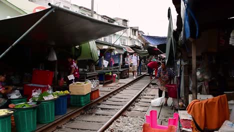 An-exciting-train-ride-to-Mae-Klong-Railway-Market